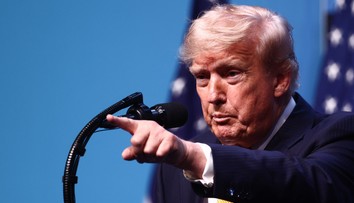 USA preberajú kontrolu nad Hormuzom a obnovujú blokádu iránskych prístavov. Za priechod prielivom chcú vyberať poplatky
