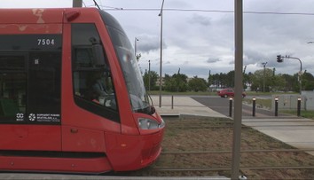 Električka nezastaví ako auto: Odborníci varujú pred nebezpečným zlozvykom chodcov