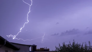 Tragický zásah bleskom na Floride. O život prišla žena s dieťaťom