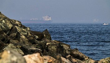 Irán naplnil svoju hrozbu. Teherán tvrdí, že zaútočil raketami na americkú vojnovú loď
