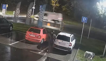 Nezastavili ho ani kamery. Drzý výtržník v Brezne ukradol alkohol aj nôž a poškodil 13 áut