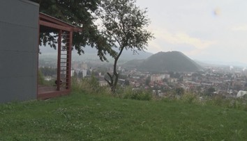 Mesto mu pozemok nepredalo, on si na ňom načierno postavil chatku s takýmto výhľadom