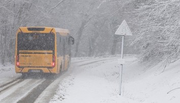 Snehová kalamita ochromila západ Maďarska. Havarovalo až 16 autobusov