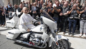 V Nemecku vydražili motorku podpísanú pápežom. Kupujúci musí zaplatiť viac ako len konečnú cenu