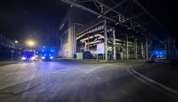 V Leopoldove horí sušiareň. Na mieste zasahujú viaceré hasičské jednotky