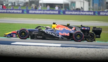 Chaos na VC Bahrajnu v Malajzii, štart dvakrát odložili. Fenomenálny Verstappen získal premiérový triumf