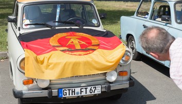 Slimáky spôsobili prevrátenie trabanta, vodič našťastie vyviazol nezranený