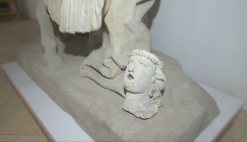 Ukrytá ako obyčajný kus kameňa. Po desaťročiach sa rozlúskla záhada chýbajúcej hlavy sochy Márie Terézie