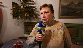 Je zberateľkou tradícií a ako etnologička sa tomu venuje aj vedátorsky. Na prechádzku s nami šla Katarína Nádaská