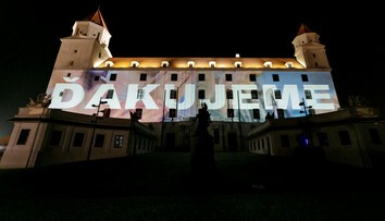 Ľudia potleskom poďakovali všetkým, ktorí pomohli s celoplošným testovaním