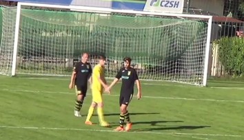 VIDEO: Futbalový džentlmen z Česka predviedol krásne gesto fair-play