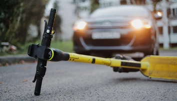 VIDEO: Poľský reportér hovoril o smrteľnej nehode chlapca. V tom auto zrazilo dievča na kolobežke