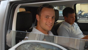 Pistorius si po prepustení z väzenia našiel novú lásku. Jej podoba so zastrelenou Steenkampovou je až desivá