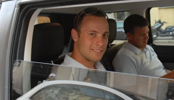 Pistorius si po prepustení z väzenia našiel novú lásku. Jej podoba so zastrelenou Steenkampovou je až desivá
