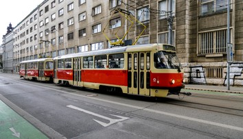 VIDEO: Láskavý skutok vodičky električky. Nemala srdce vyhodiť ženu bez domova do zimy