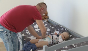 Muži by od mája mohli poberať materskú bez komplikácií. Poisťovňa to tak zatiaľ nevidí