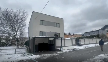 FOTO a VIDEO: Explózia v Martine. Pred domom podnikateľa mala vybuchnúť bomba, páchateľ ju zrejme odpálil na diaľku