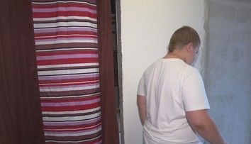 Matka dostala príspevok na bezbariérovú kúpeľňu pre postihnutého syna, teraz ich musí vrátiť