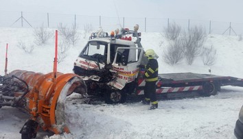 Išiel pomáhať vodičom z reťazovej nehody, možno príde o nohu. Odťahovka sa zrazila so snežným pluhom!