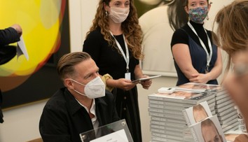 Po príchode na letisko mu vyšiel pozitívny test na COVID. Spevák smeroval do nemocnice