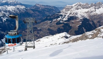 V lyžiarskom stredisku sa zrútila lanovková kabína. Viackrát sa prevrátila pri páde po svahu, na mieste zasahovali záchranári
