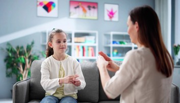 Na Slovensku žijú štyri tisícky nepočujúcich, no máme iba 25 tlmočníkov. Na obzore je však nádej na zmenu