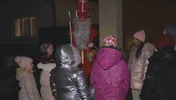 Do Dvorníkov prišiel skôr. Mikuláš prekvapil deti predčasnou návštevou