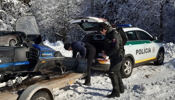 Poliakov na skútroch pochytali na slovenskej strane. Tvrdili, že si prišli "poopekať klobásky"