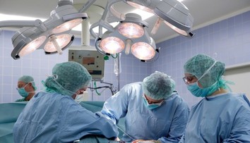 Nepredstaviteľný krok lekárky v Rakúsku. Jej dcéra (12) vŕtala dieru do lebky, nad vysvetlením zostáva rozum stáť