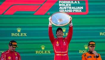 Víťazom VC Austrálie sa stal Sainz. Verstappen ani Hamilton nedokončili