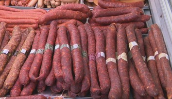 Dym, ktorým sa údi väčšia klobás či syrov v obchodoch, je vraj nebezpečný. Brusel predaj zakazuje