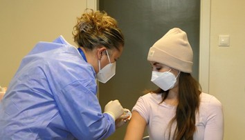 EMA posudzuje 3. dávku vakcíny od Pfizer/BioNTech pre deti vo veku 12-15 rokov