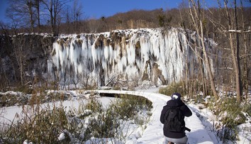 Ľadová krása: Vychutnajte si pohľad na zamrznuté vodopády na Plitvických jazerách