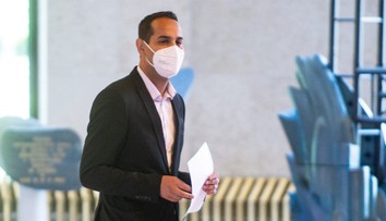 Kauza Herák: Premiér Heger by sa na jeho mieste vzdal mandátu, OĽaNO, SaS a Za ľudí ho na to vyzvali