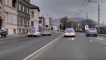 Arogantný vodič unikal košickým policajtom. Rútil sa v protismere aj po chodníkoch