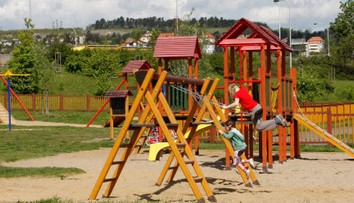 Na známom sídlisku v Trenčíne vyčíňal agresívny muž, deti na ihrisku mlátil bejzbalkou