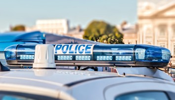 Vo francúzskom vlaku útočil muž so sekerou. Pasažierovi odťal ruku, ďalšieho zasiahol do hlavy