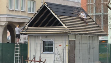 V centre Žiliny vyrástla ľudová chalúpka. Mesto chce s čiernou stavbou radikálne zatočiť