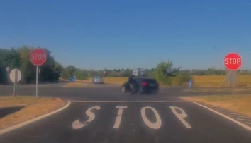 VIDEO: Brutálna zrážka motorkára s autom. Muž letel niekoľko metrov a tvrdo dopadol na zem