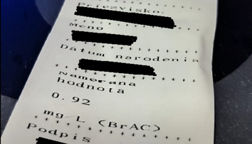 Jazdila z jednej strany na druhú s osemročnou dcérou v aute. Policajtom priznala, že miešala pivo s vínom