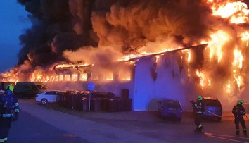 Mohutný požiar na pražskom výstavisku Letňany, časť haly sa zrútila