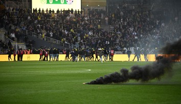 VIDEO: Besnenie fanúšikov vo Francúzsku. Nespokojný dav vtrhol priamo na trávnik, zápas nedohrali