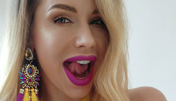 Nahá Eva Cifrová na poli. Uf, rozkrok jej prekryl iba klások