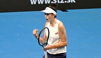 Úvodný bod v utorok nezískal nikto. Zápas slovenských tenistiek na Pohári Billie-Jean Kingovej prerušili