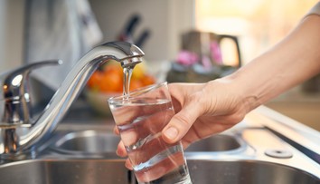 Z vodovodov tečie zakalená voda. Mestá varujú obyvateľov, nemajú ju piť