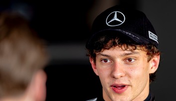 Kvalifikácia v Japonsku pre tínedžera Antonelliho, dominovali Mercedesy. Verstappen mimo Top 10