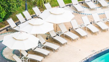 Stovka turistov čakala vyše hodiny na ležadlá. Keď sa otvoril bazén spustilo sa šialenstvo
