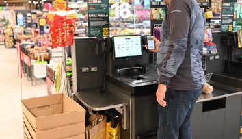 Zľava za nákup, ktorý si zákazník nablokuje sám? Internetom sa šíri boj proti samoobslužným pokladniam