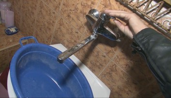 Zúfalí ľudia na východe Slovenska: Voda z kohútikov im tečie len niekoľko hodín denne