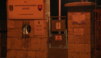 Nešťastná udalosť v kasárňach v Leviciach. Čatára našli s prestrelenou hlavou na toalete